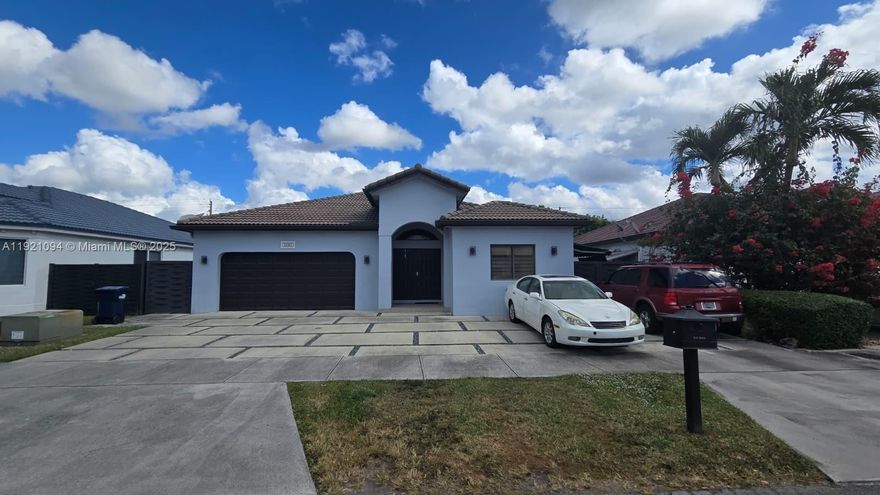 Beautiful and spacious home in the sought after Hilda Estates in the Kendale Lakes area. The property has a great 1 level open layout that flows perfectly. Just minutes from great restaurants and schools. 2 car garage ¡ 2 parking spaces. Nice and spacious backyard with a concrete slab perform ideal to locate a BBQ and outdoor furniture. 
To Show the property, please give 24  hours notice. The property is occupied by its owner, Do not disturb the owner.
The property as the garage converted into an aparment with living room, dining room, bathroom, kitchen with separate entrance and exit, serves to generate extra income!!!