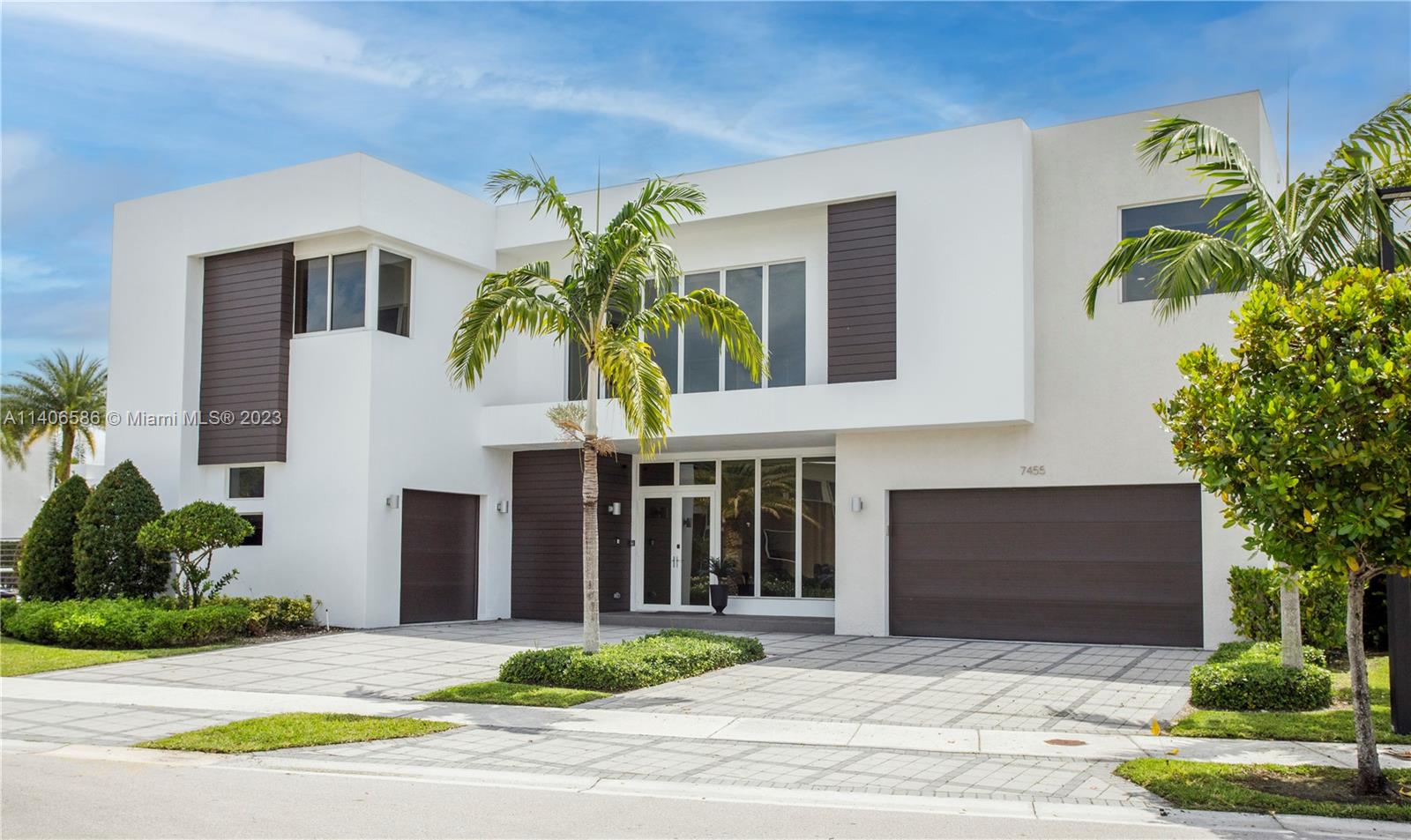 Stunning Corner House in Exclusive Community with Pool and Smart Home Technology
Welcome to this exceptional corner house located in one of the most exclusive neighborhoods in the city! This property stands out as the largest lot in the entire community, boasting an impressive 8,272 square feet, providing ample space for luxurious living.
Upon entering, you will be captivated by its modern design and carefully selected details throughout. The house features high-quality finishes, from the porcelain tile floors to the 12" high ceilings, creating an elegant and spacious ambiance. High-impact windows ensure both security and energy efficiency.