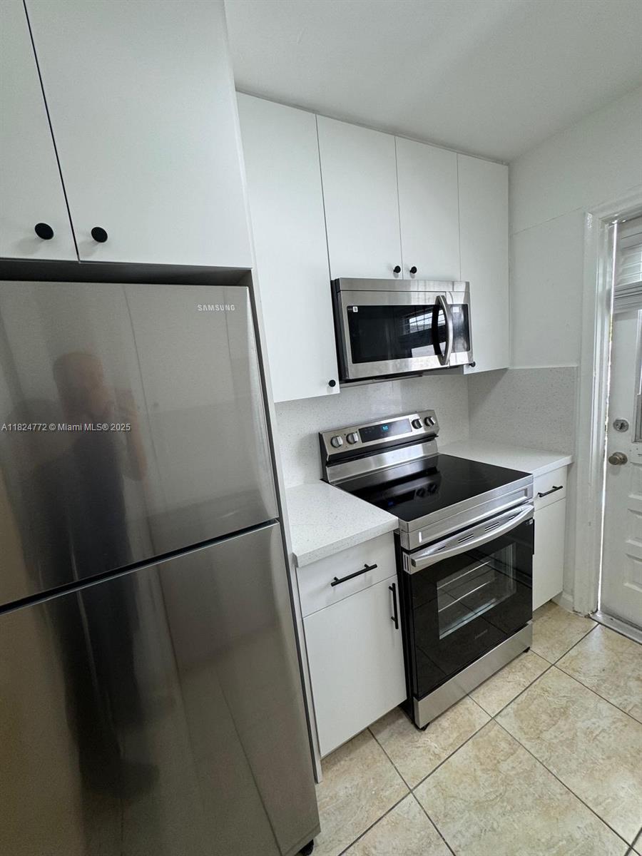 HOLLYWOOD HILLS - Residential Lease