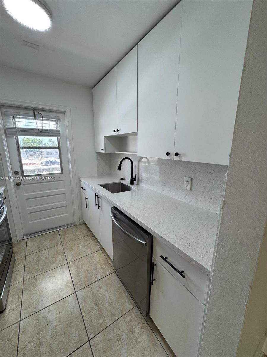 HOLLYWOOD HILLS - Residential Lease