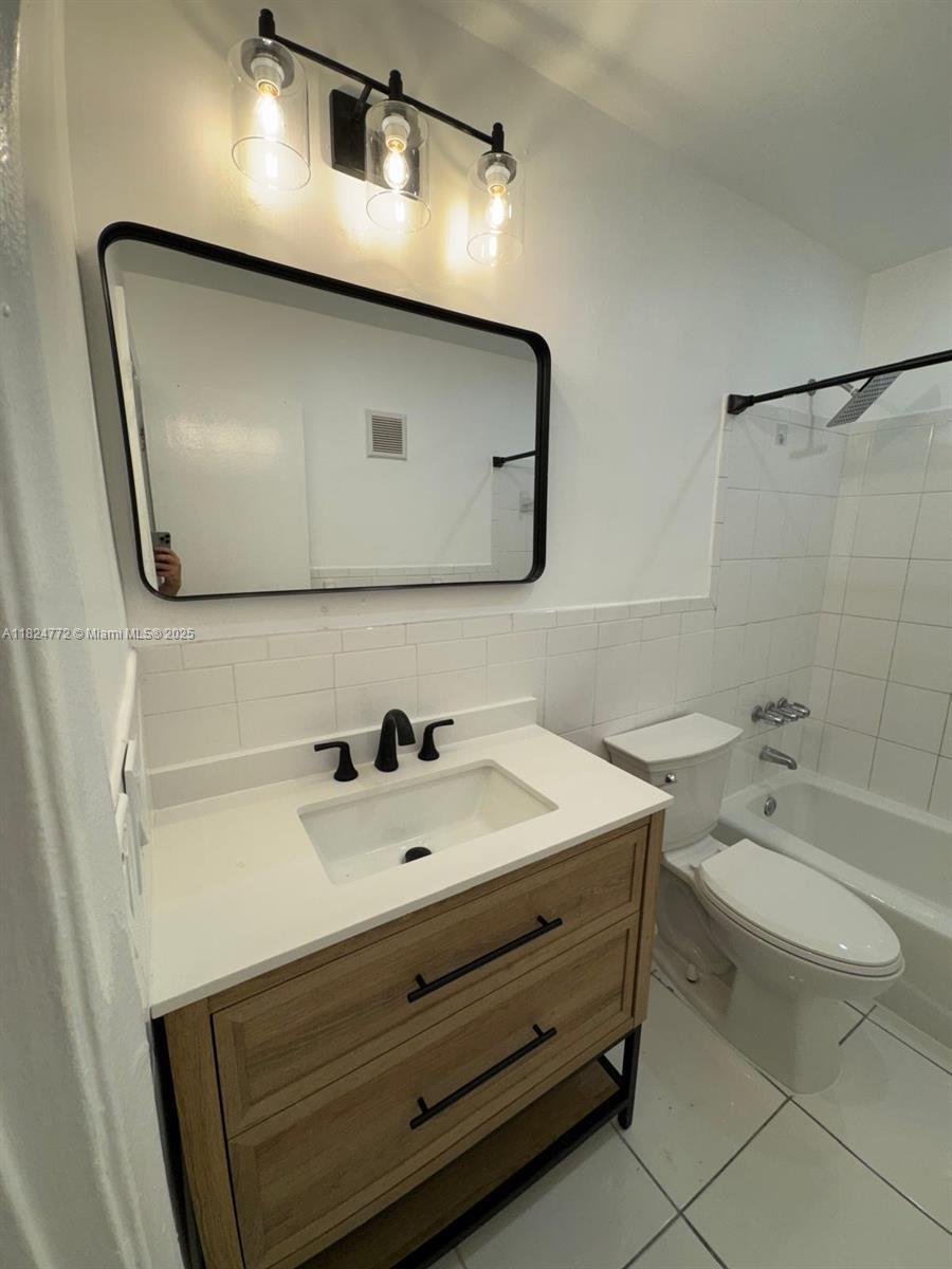 HOLLYWOOD HILLS - Residential Lease