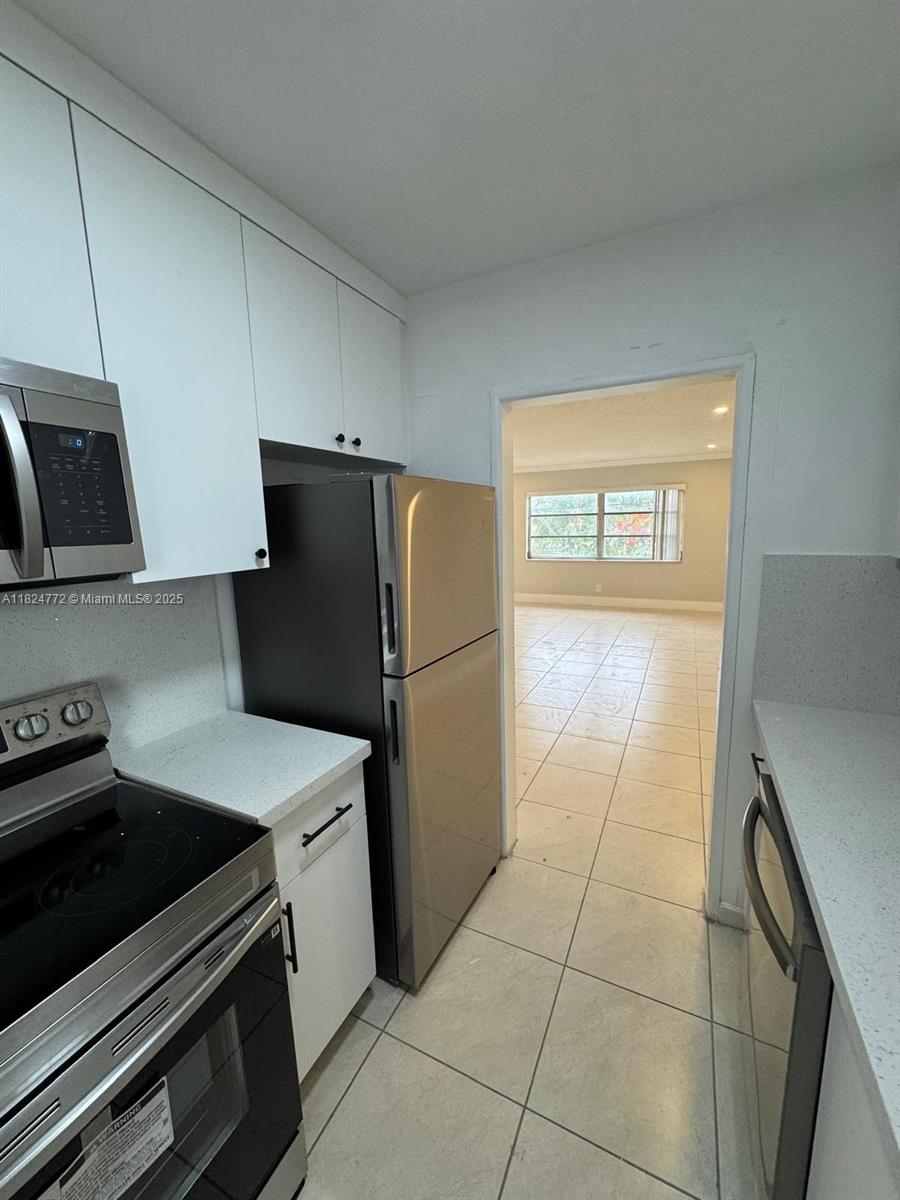 HOLLYWOOD HILLS - Residential Lease