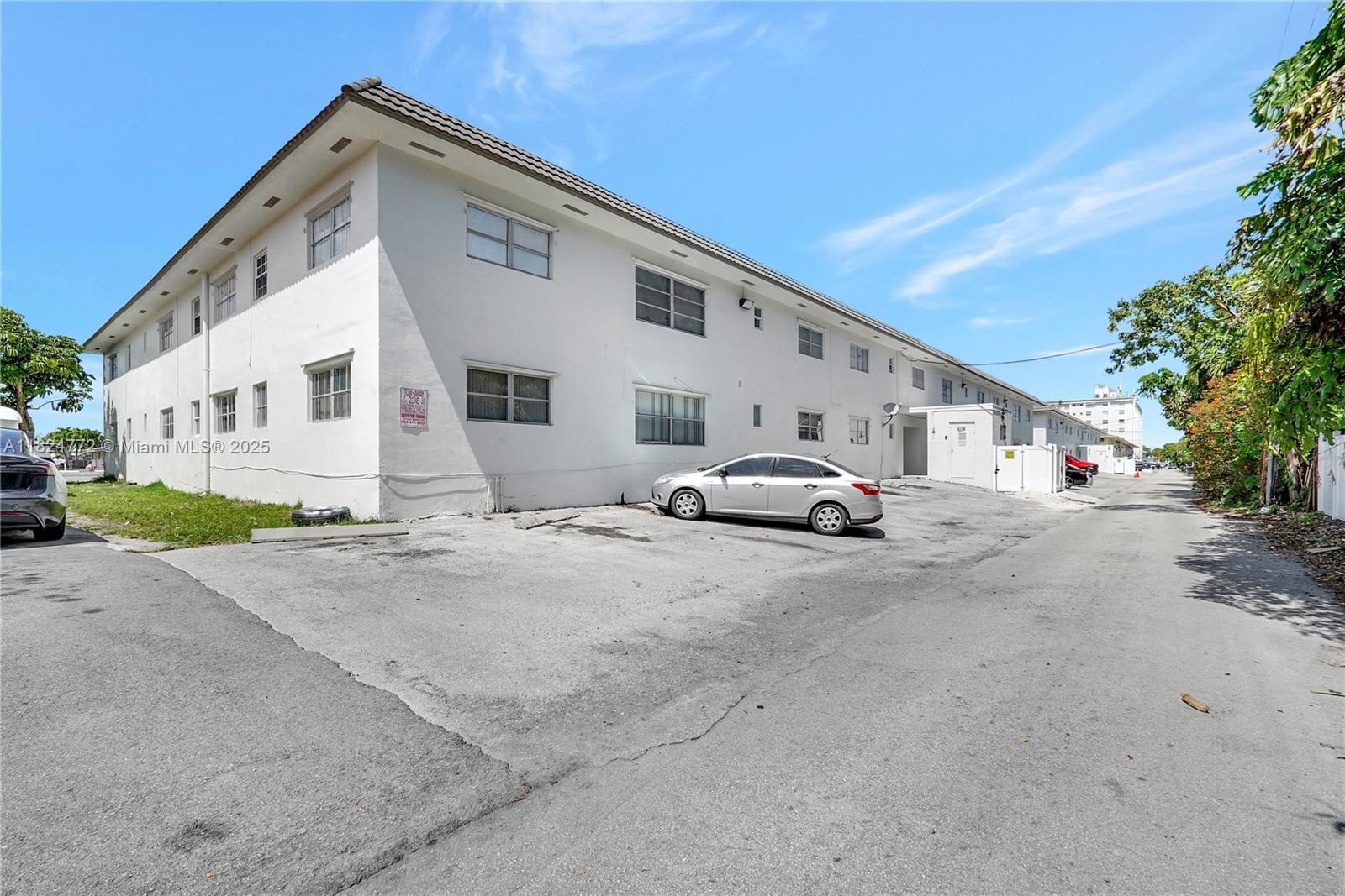 HOLLYWOOD HILLS - Residential Lease