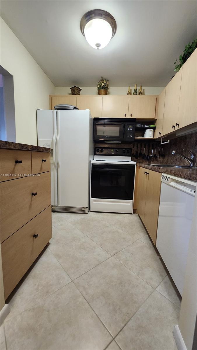 CAMBRIDGE F CONDO - Residential