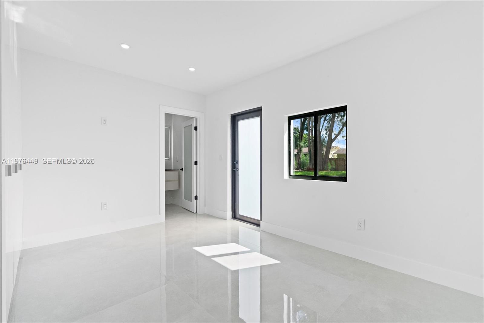 EVERGLADE LAND SALES CO R - Residential Lease