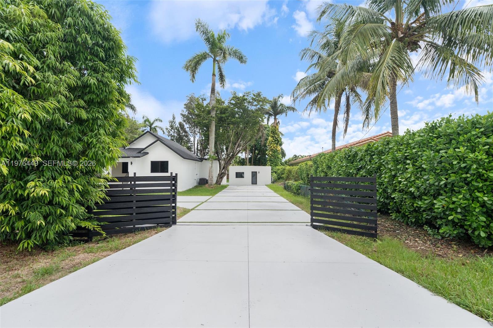 EVERGLADE LAND SALES CO R - Residential Lease