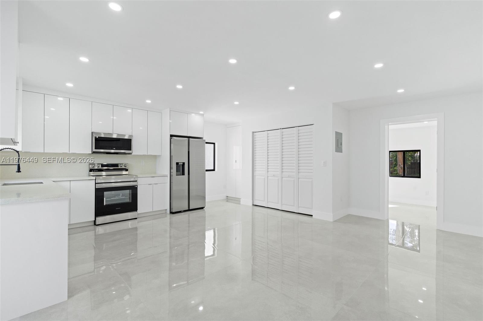 EVERGLADE LAND SALES CO R - Residential Lease