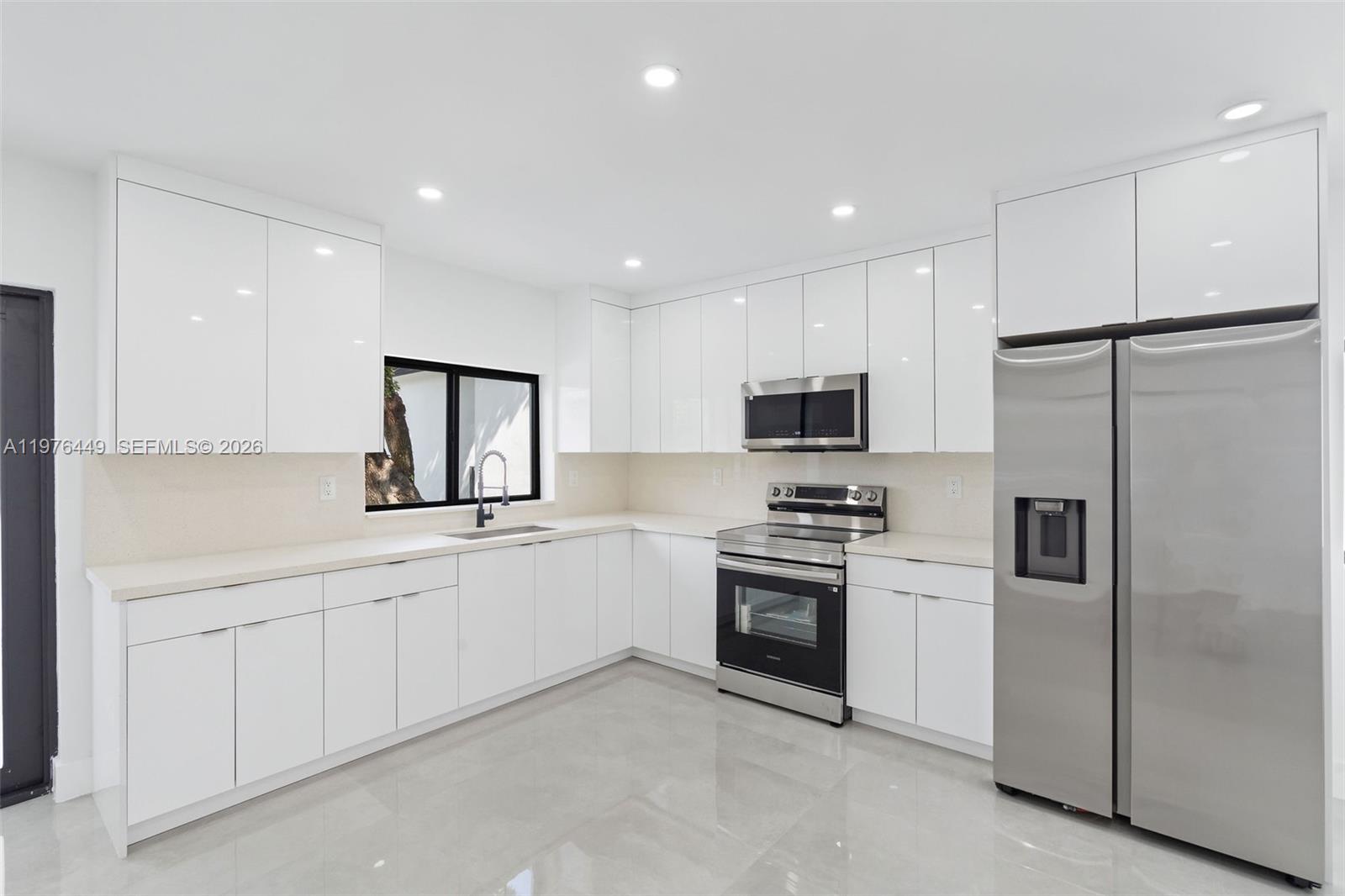 EVERGLADE LAND SALES CO R - Residential Lease