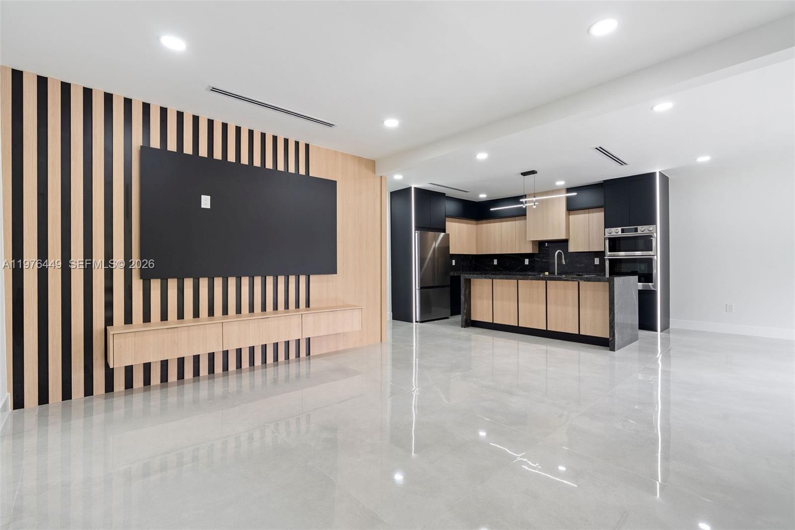 EVERGLADE LAND SALES CO R - Residential Lease