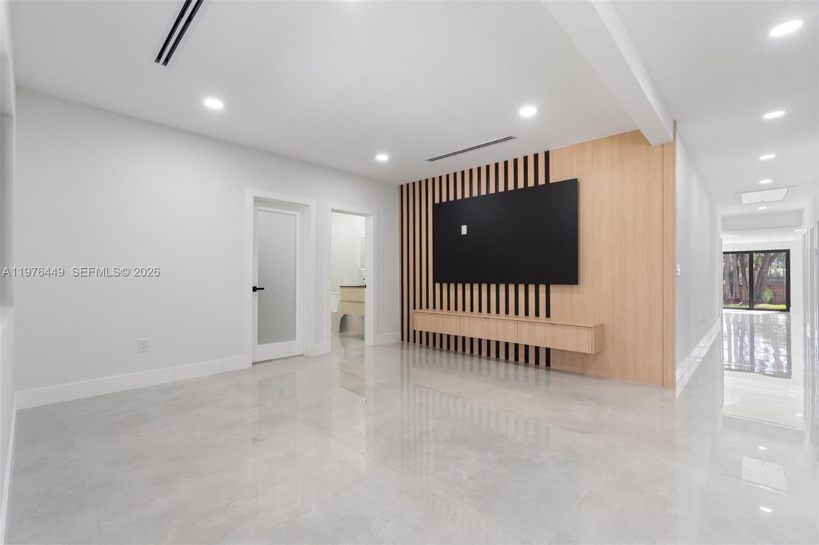 EVERGLADE LAND SALES CO R - Residential Lease