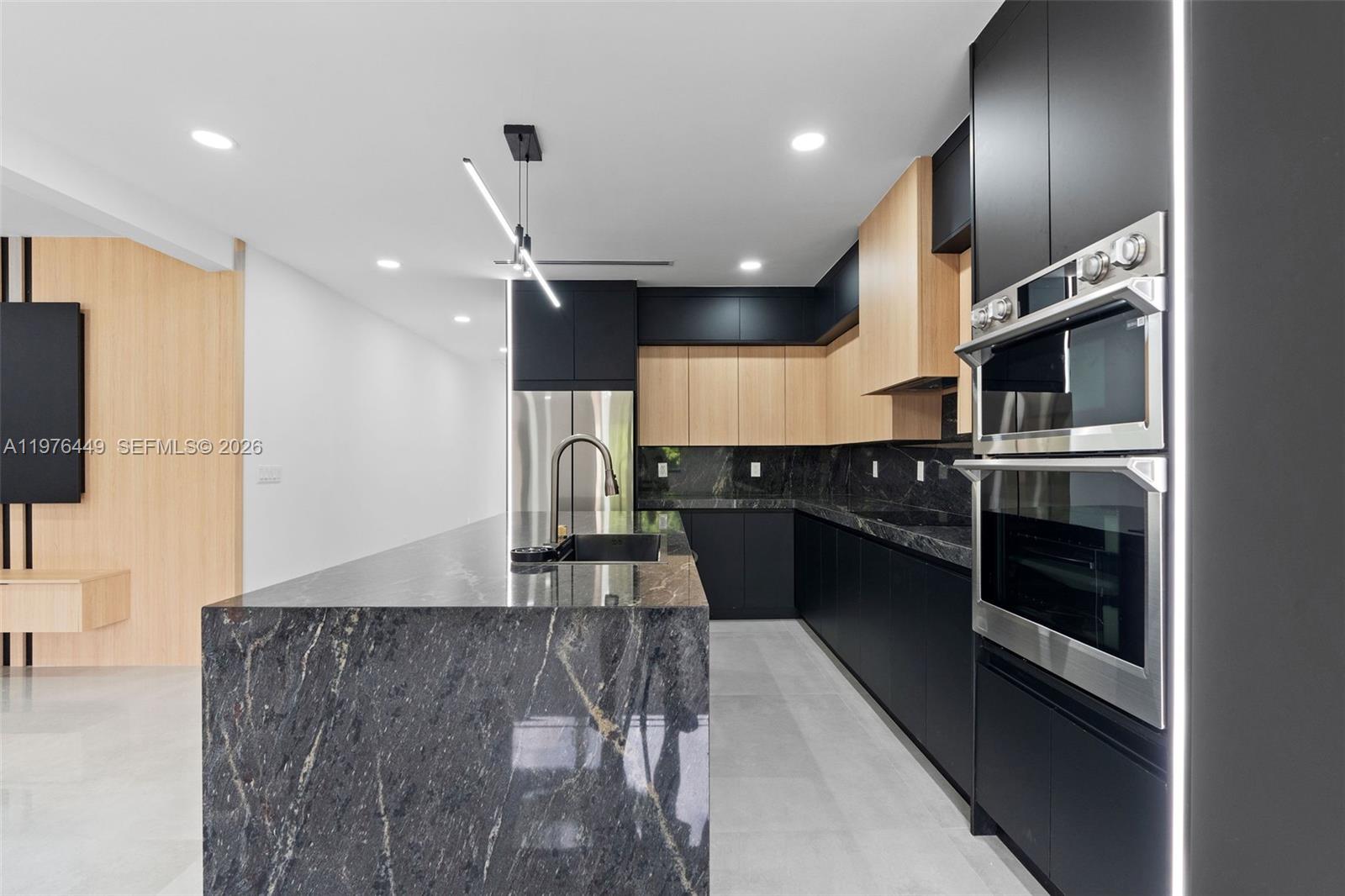 EVERGLADE LAND SALES CO R - Residential Lease