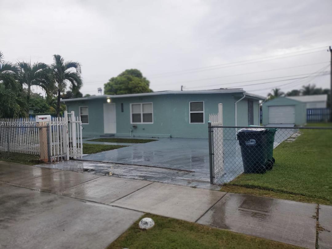 4/2 house ,Garage,posible efficiency,room for boat, pool and rv, big patio. Electric gate.