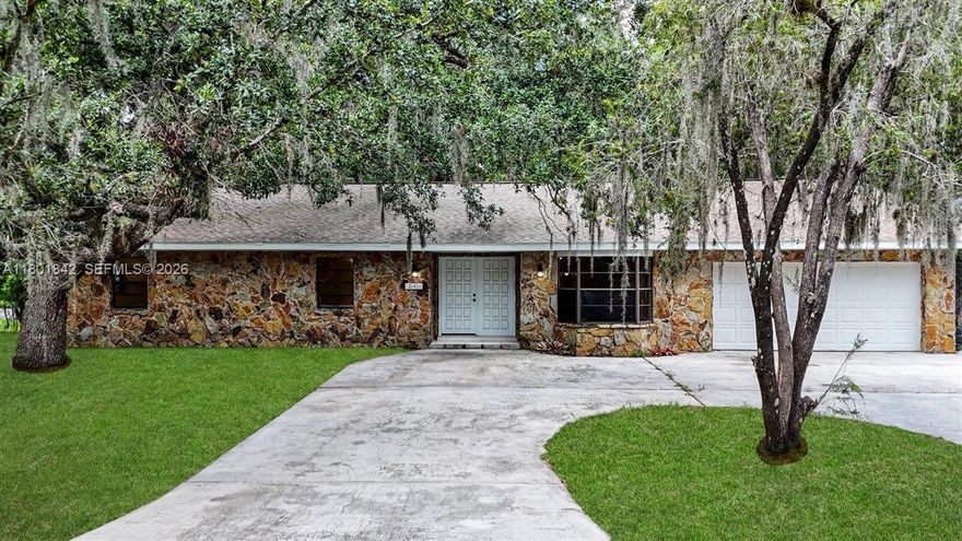 A spacious corner lot surrounded by mature trees on a lush Oak Canopied Tree-Lined Street. Oak Beach is known
for its serene tree canopy streets. This 4 bd/2-1/2 bth open style home is perfect to entertain with a screened-in pool and a large living/family room! Kitchen with plenty of counter space & cabinets with a pool view. An outdoor screened-in pool with fiberglass roof and a Well for watering plants. Master features plenty of closet storage space with a newly remodeled master bath. Whether you're a fisherman or just enjoy the beauty of nature you'll love this home walking distance of Lake Josephine boat ramp & park. A 1248 acre lake, a great community for Hiking, Biking, Fishing, & Kayaking! Great schools with school bus stop steps away! No HOA! Don't miss the virtual tour attached !