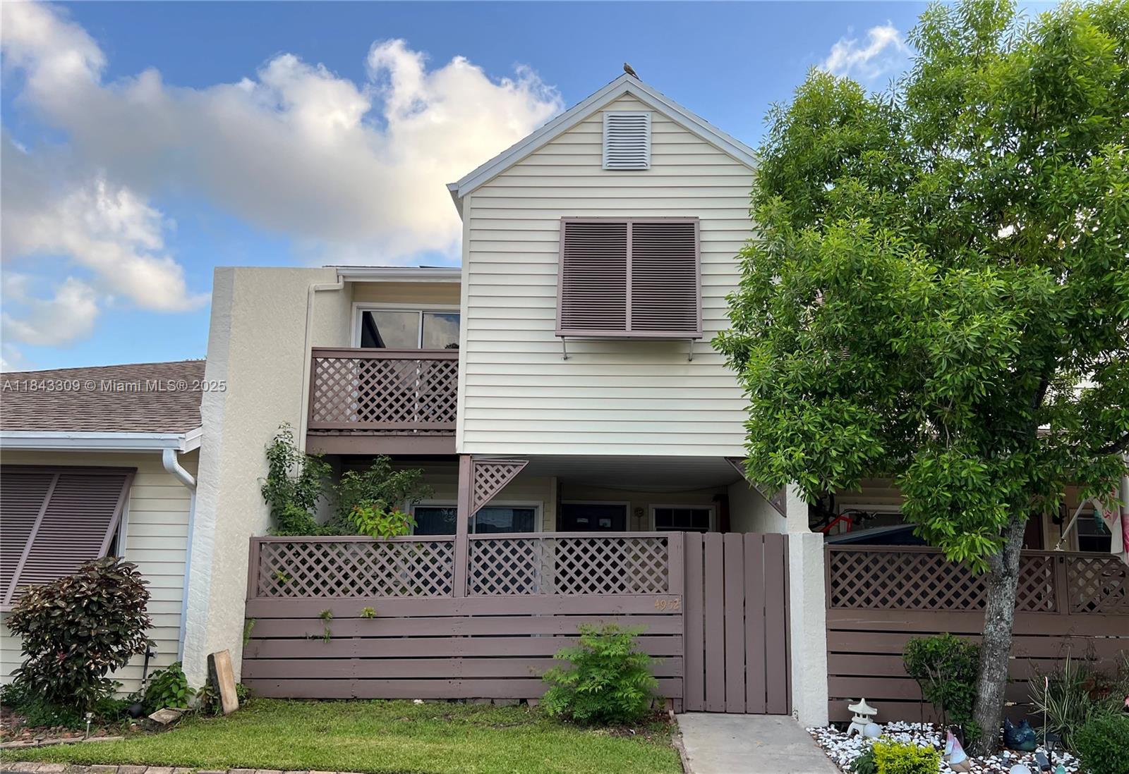 Oversized Key West style townhome 2 bedrooms, 2 1/2 bathrooms with an office, brand new kitchen, brand AC unit, brand new porcelain tile floor. Very spacious living and bedrooms with balcony. Amenities include community pool and tennis courts. Located in a central area near grocery store, shopping plaza, schools, and the mall.
HOA requirement: No Lease for the 1st year.