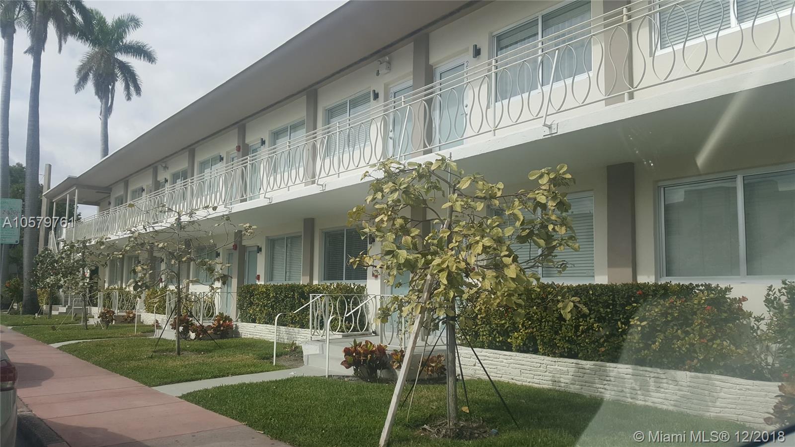 Great apartment 1/1 located near to Lincoln Rd, at some blocks from the beach. First floor entry.