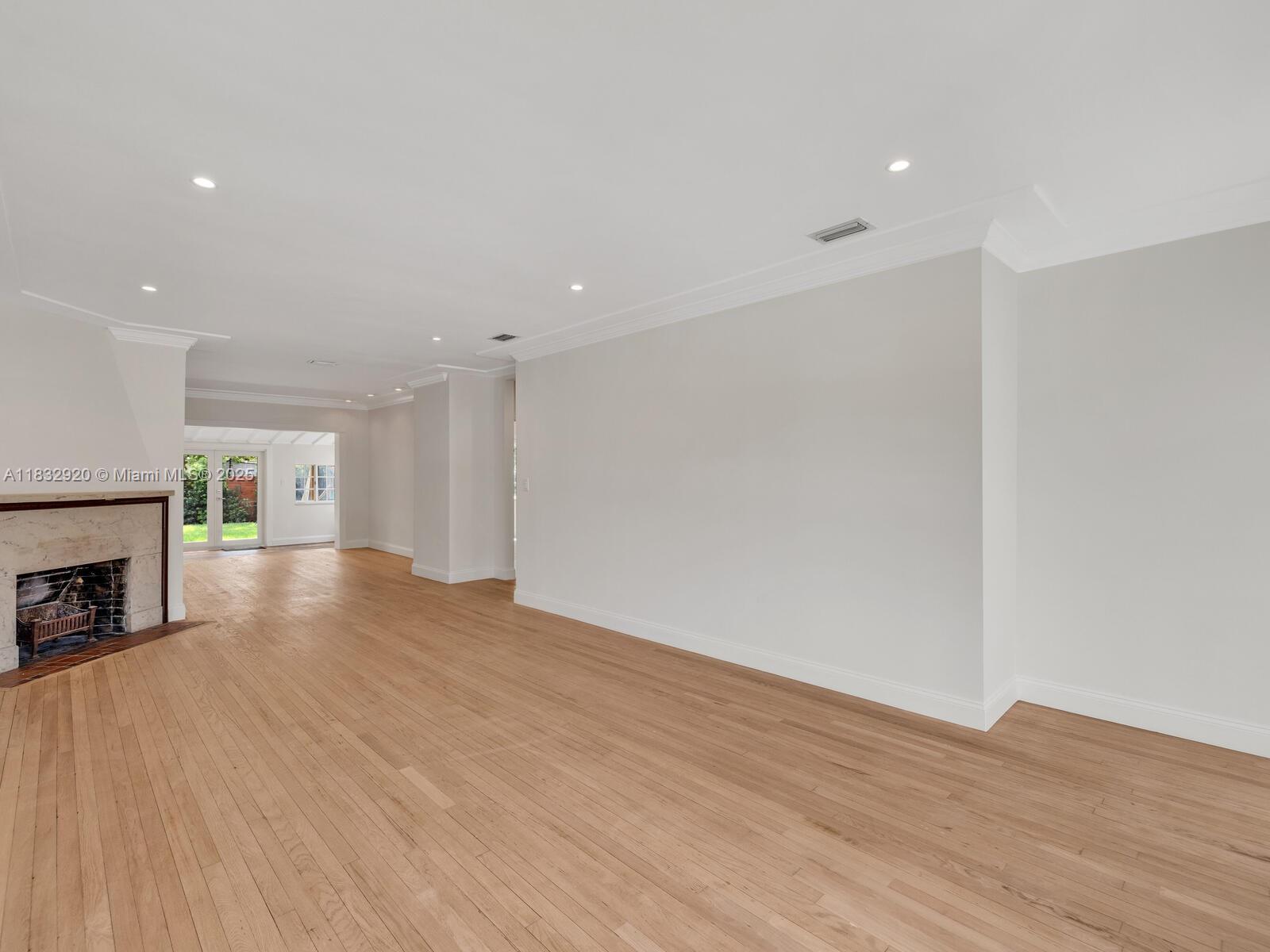 9033 Carlyle Ave