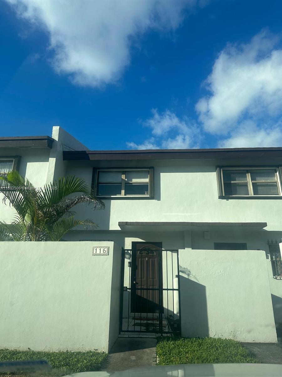Great opportunity to own this 2 bedrooms and 2.5 baths, Nice community. Close to shopping.