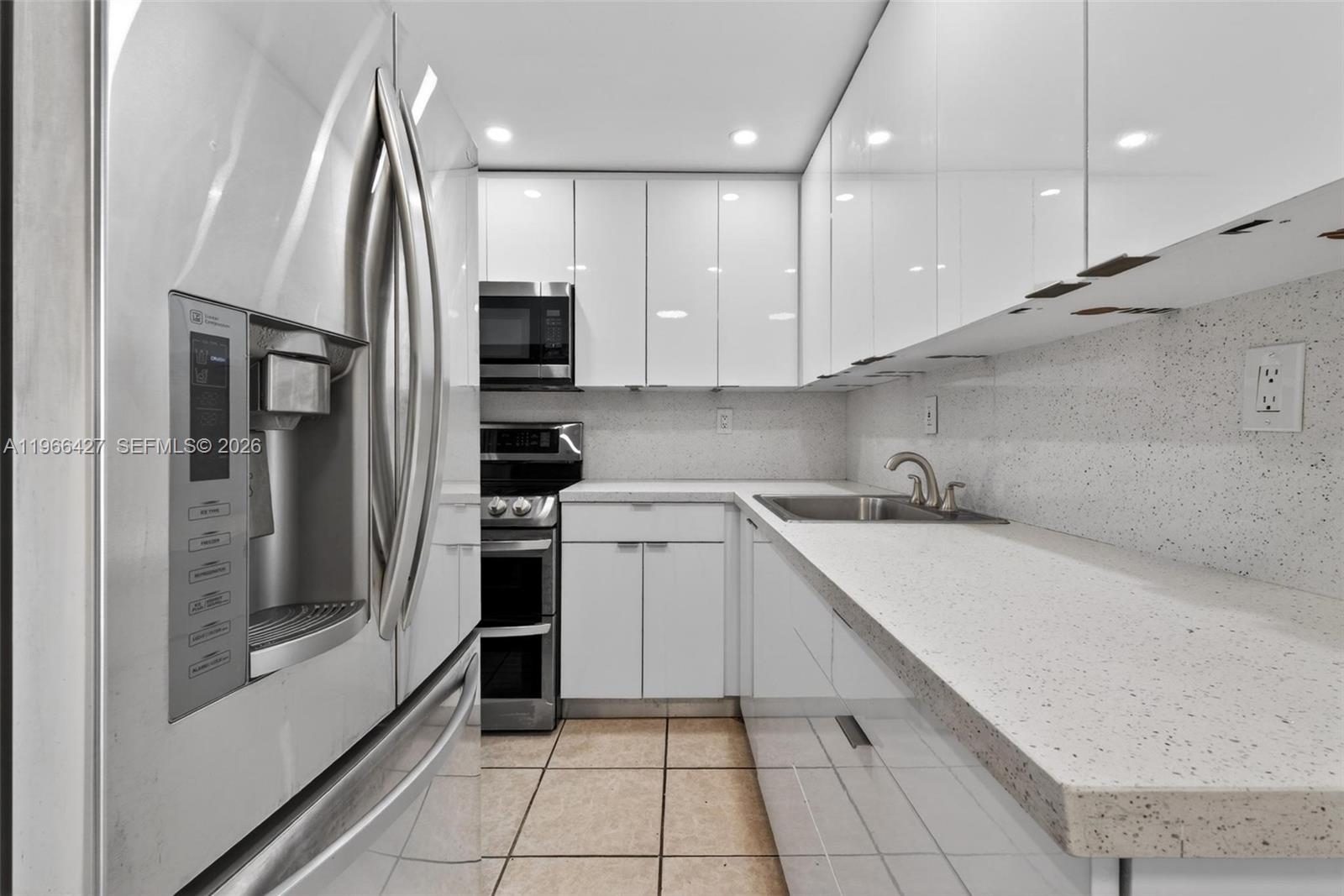 LAS ESTRELLAS CONDO - Residential