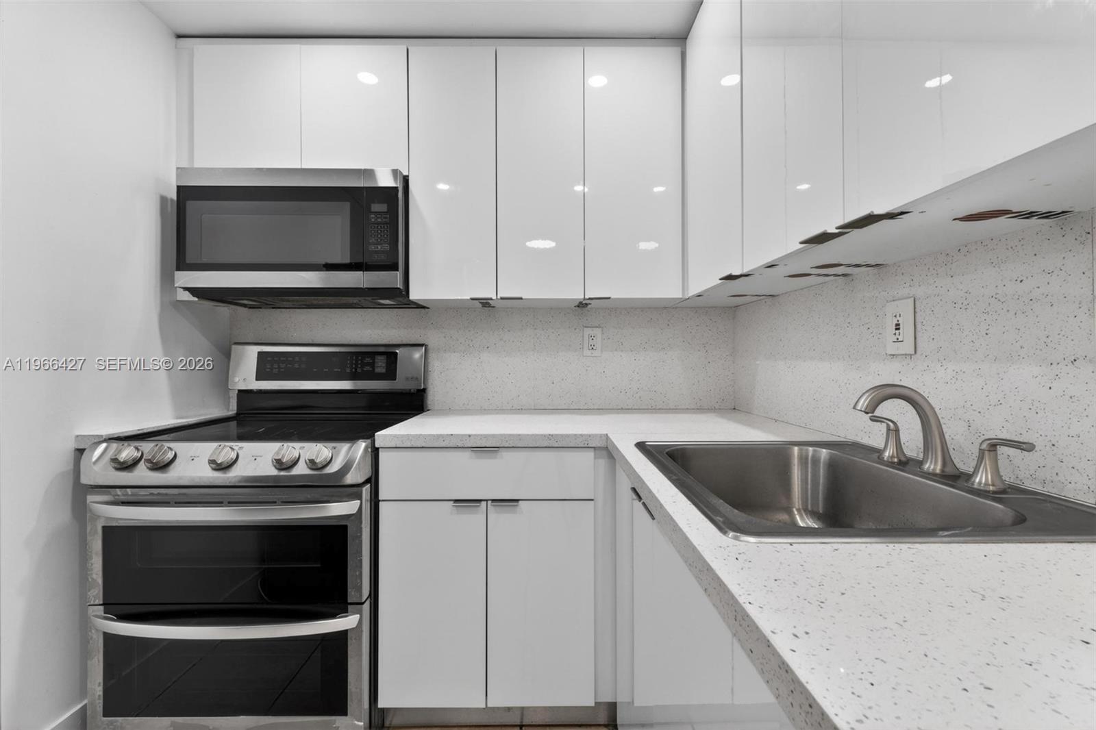 LAS ESTRELLAS CONDO - Residential