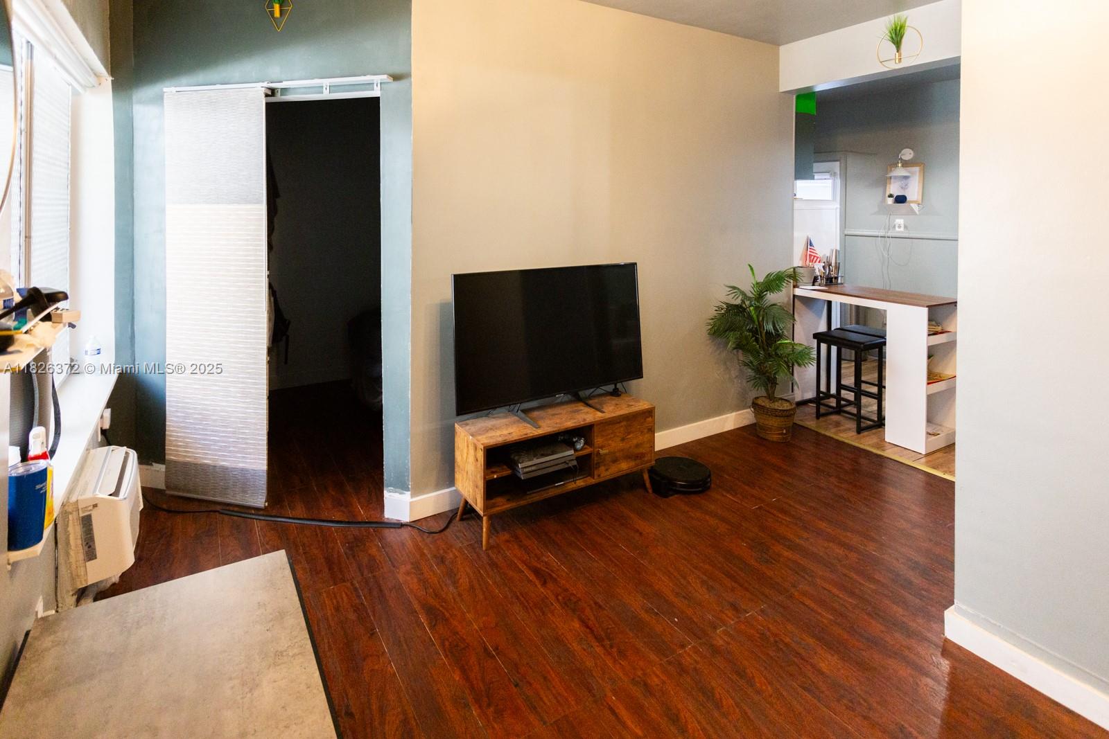 8420 Byron Ave 6, Miami Beach, FL, 33141/$199,900 4 8420 Byron Ave 6