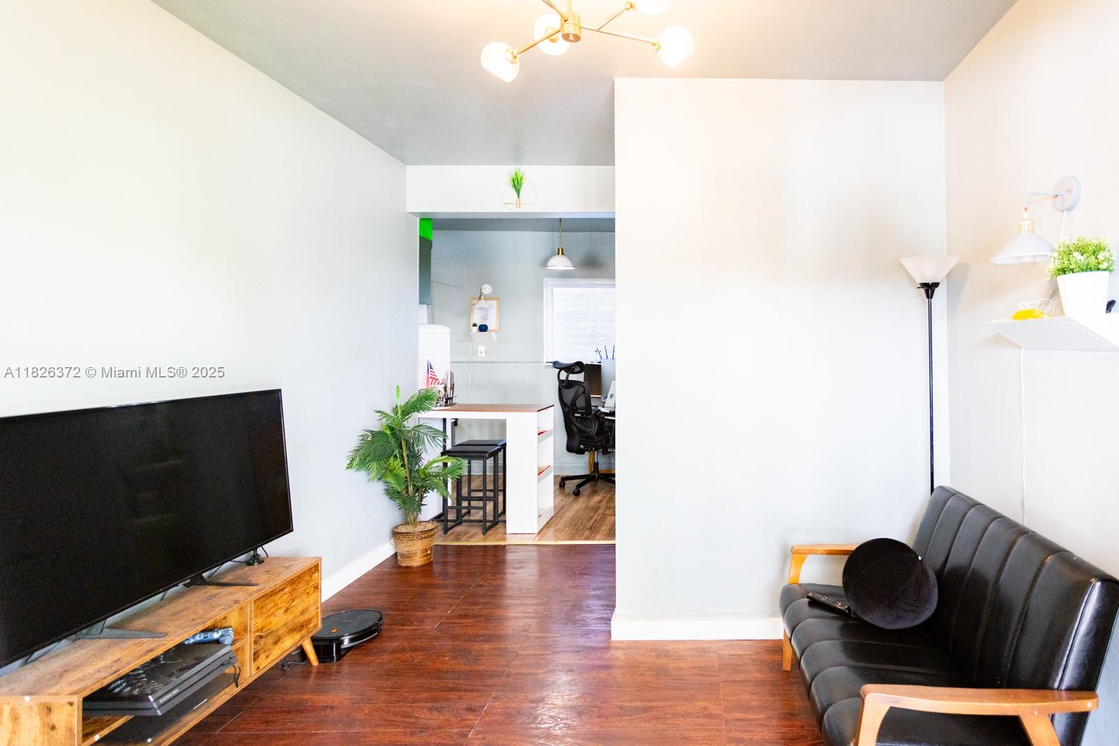 8420 Byron Ave 6, Miami Beach, FL, 33141/$199,900 2 8420 Byron Ave 6