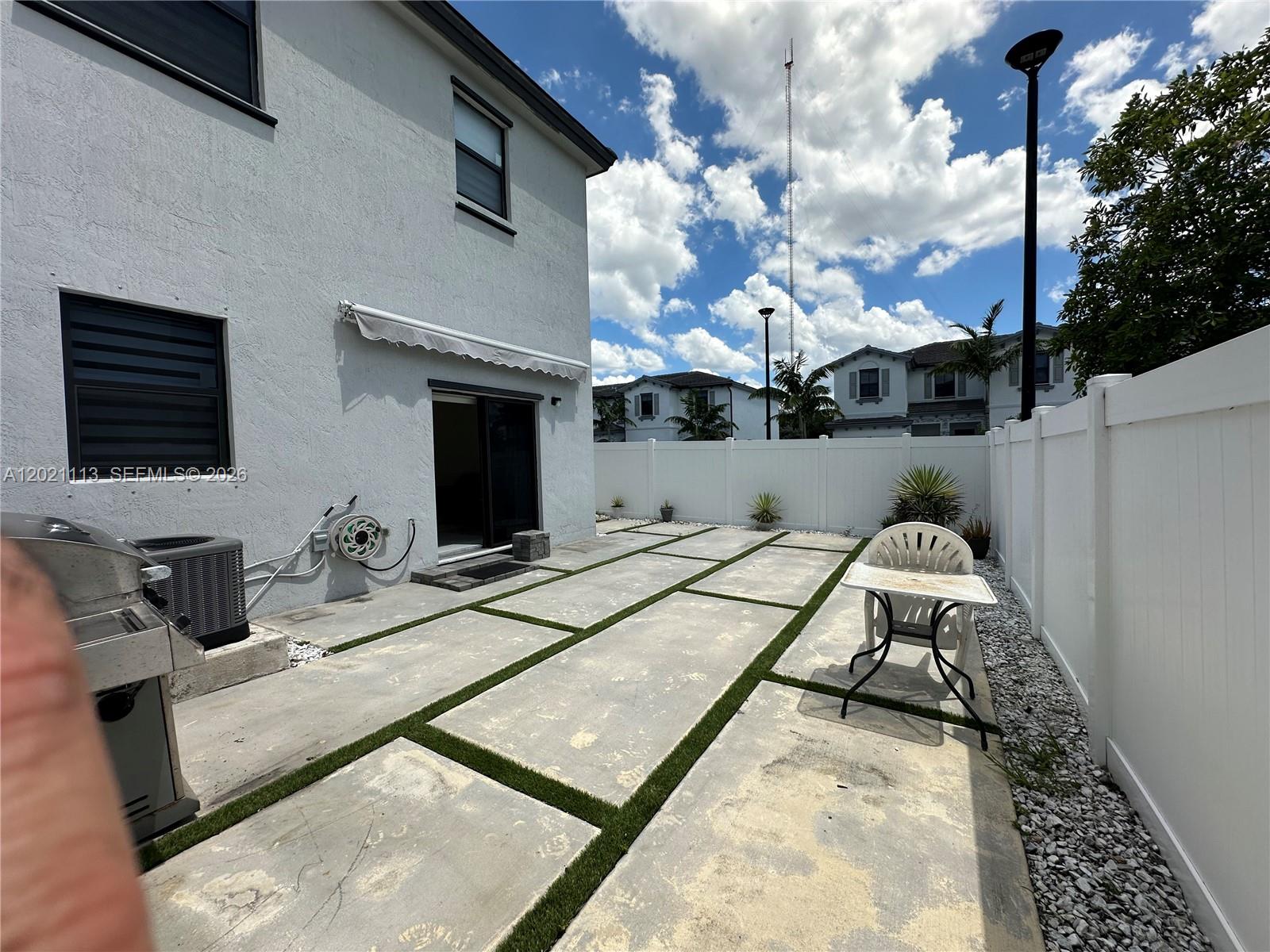 VISTA LAGO - Residential