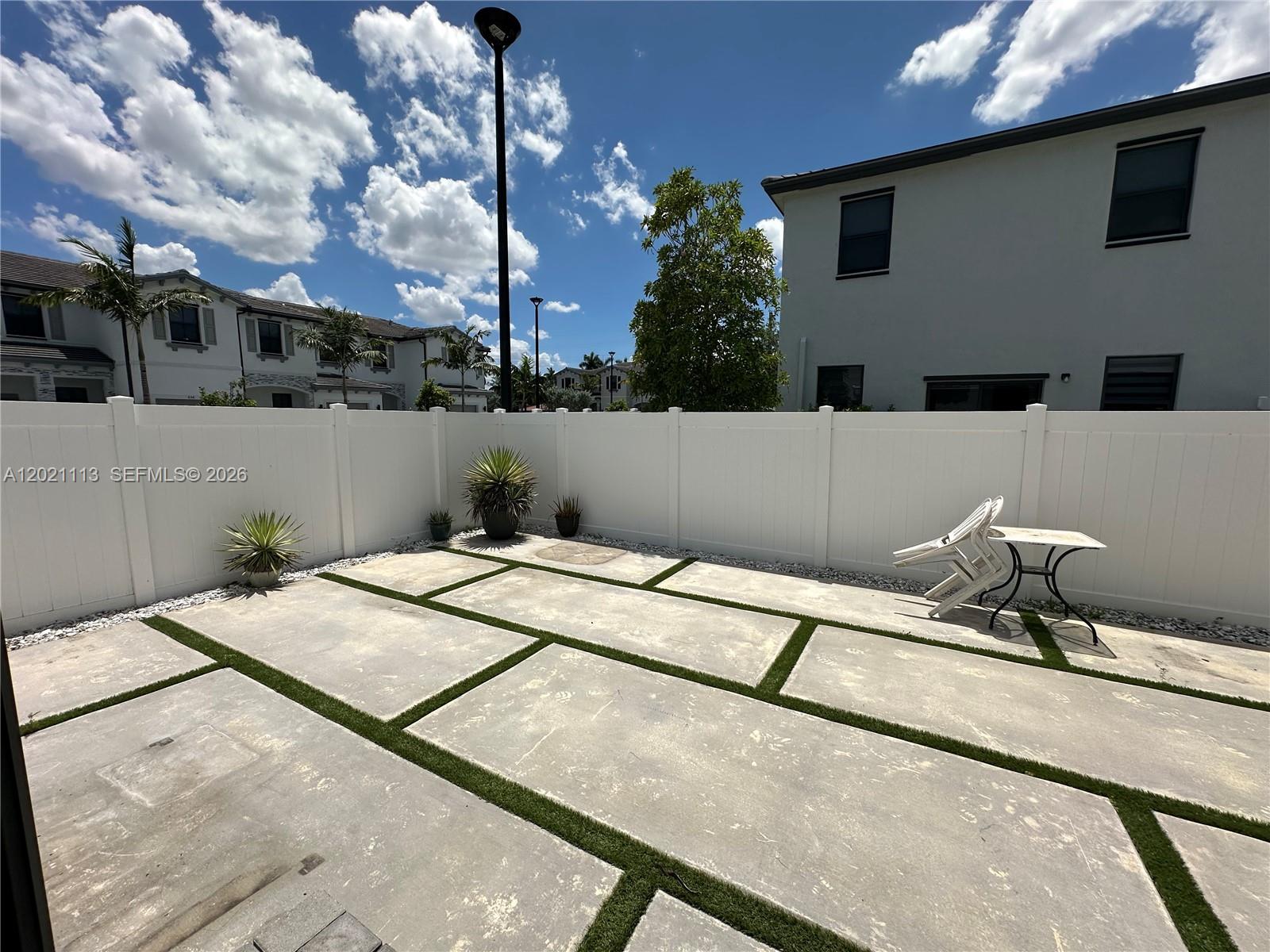 VISTA LAGO - Residential