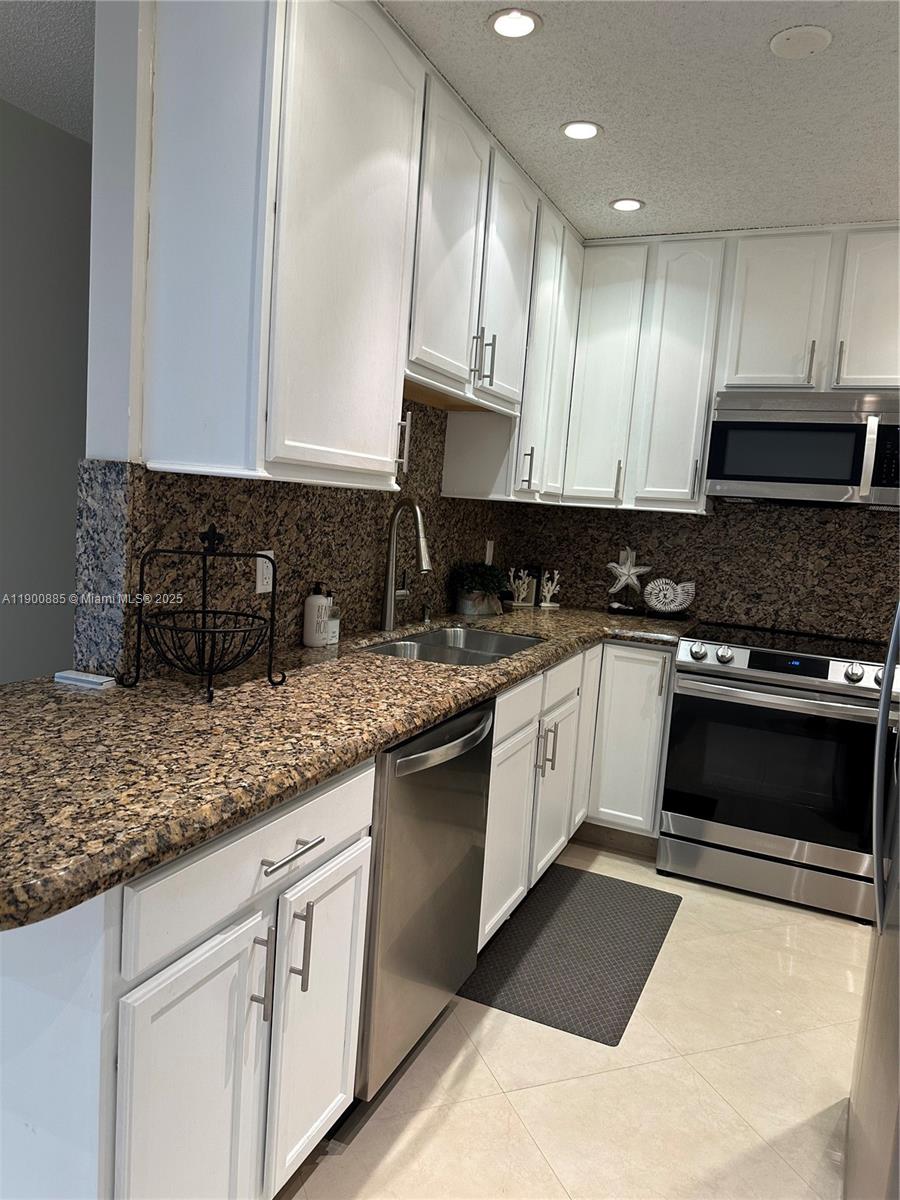 IMPERIAL POINT COLONNADES - Residential Lease