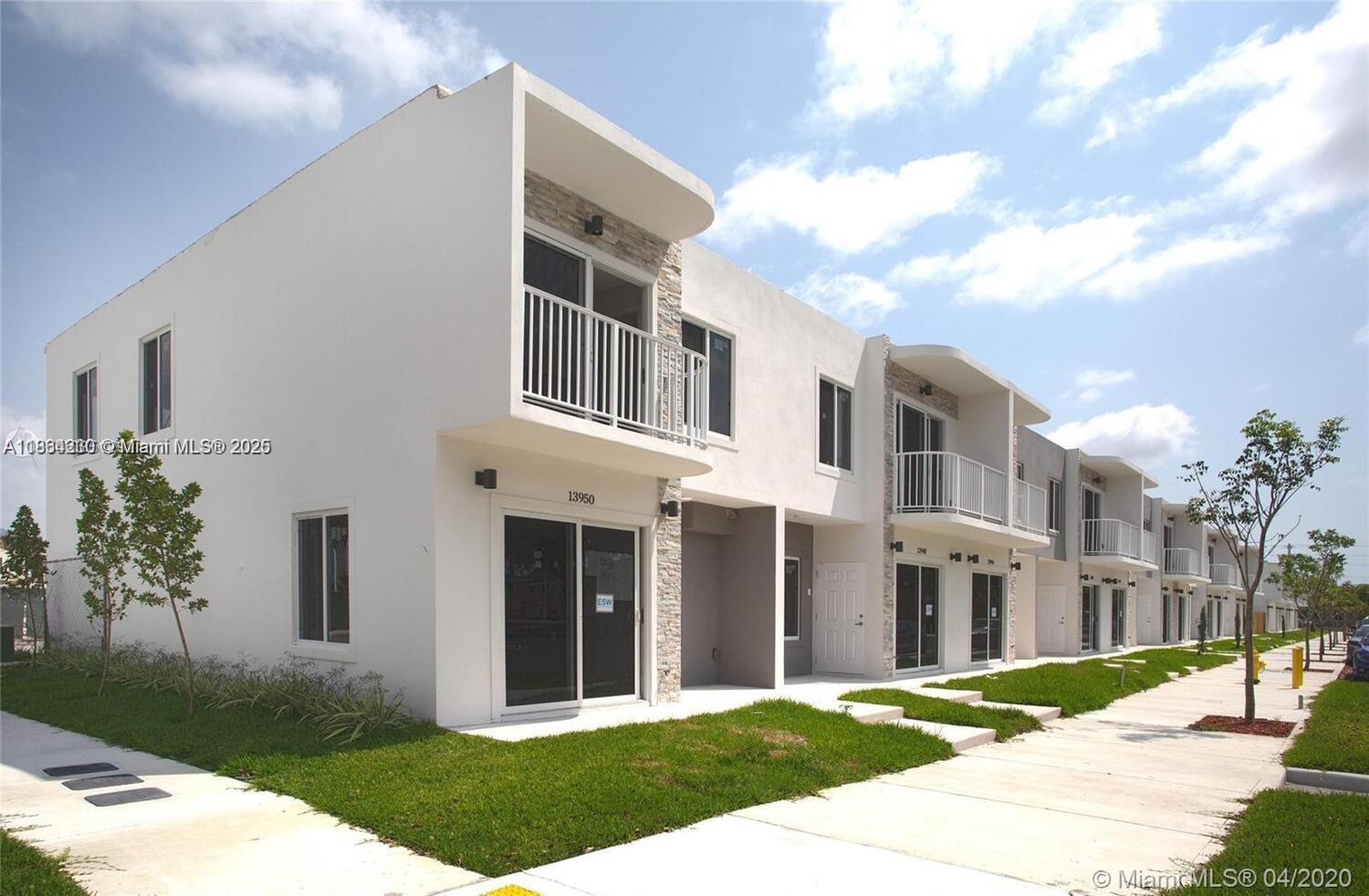 Beautiful corner 2 story townhouse, 4 bedrooms 3.5 baths. Full bathroom and bedroom on the ground
floor that can be used as an independent office or part of the home. Half bath also downstairs, 3 bedrooms and 2
baths upstairs. Lot of closet spaces and light.