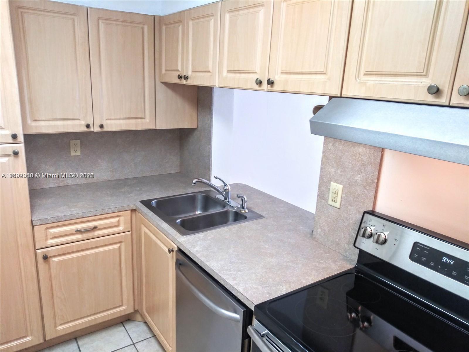 WOODSIDE IN KENDALL CONDO - Residential