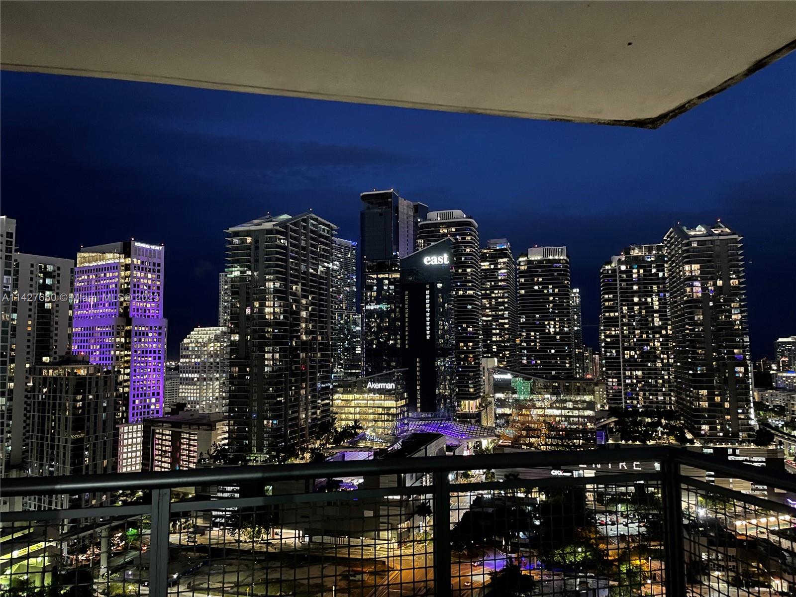 Enjoy the best skyline views from everywhere in this 29th floor apartment. Lots of natural light, european kitchen with SS appliances & granite counter top. Strategic location between Brickell and downtown with easy access to the highway while avoiding Brickell traffic and walking distance to BCC, restaurants, shops, etc. Wind condo offers incredible amenities such as infinity pool jacuzzi, 2 story gym, indoor racquetball court and meditation room, among others.
