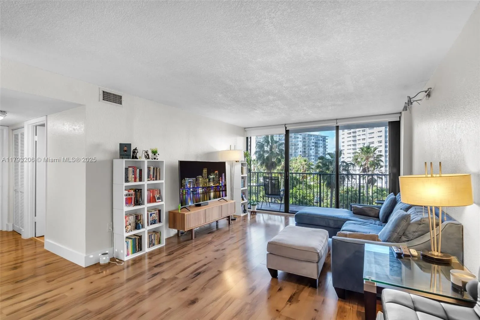 Miami, Florida 33131, United States, 2 Bedrooms Bedrooms, ,2 BathroomsBathrooms,Residential,Active,119756