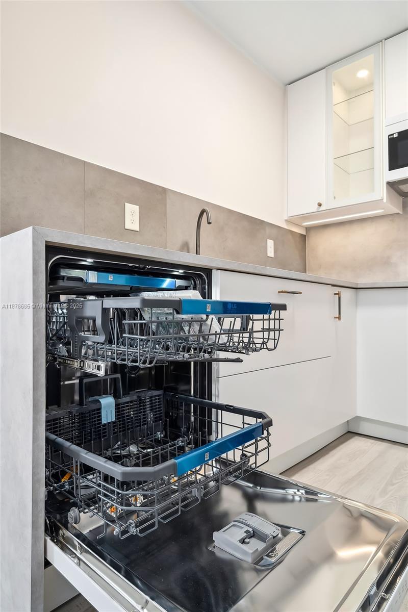 PALMVIEW CONDOMINIUM APAR - Residential