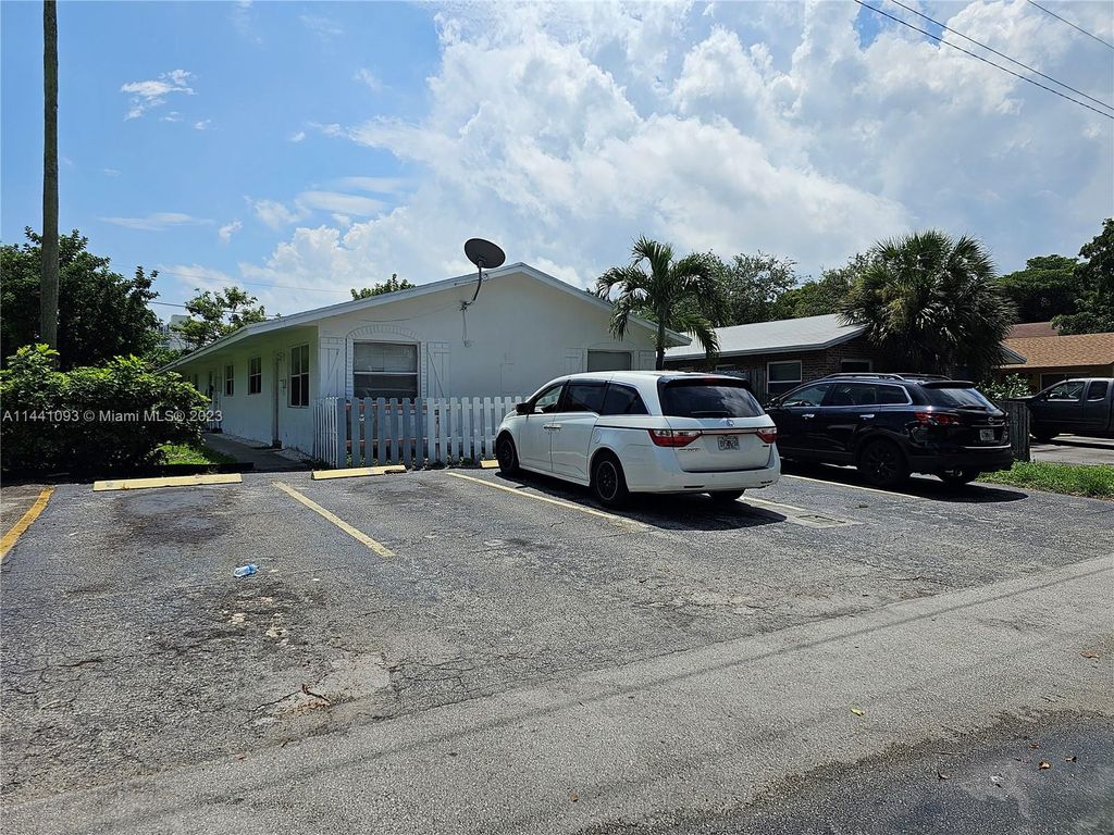 Photo of 500 SW 2nd St, Pompano Beach, FL 33060 (MLS # A11441093)