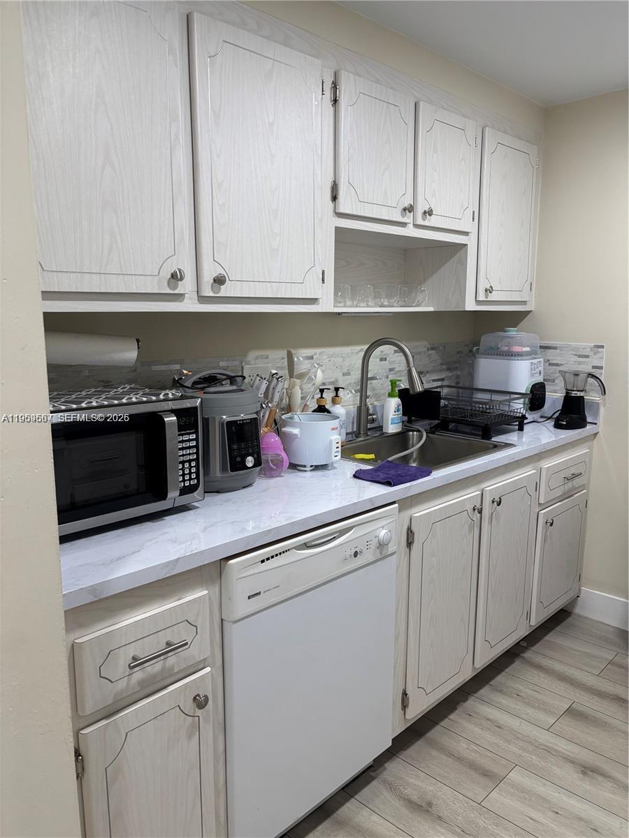 PROMENADE AT KENDALE LAKE - Residential Lease