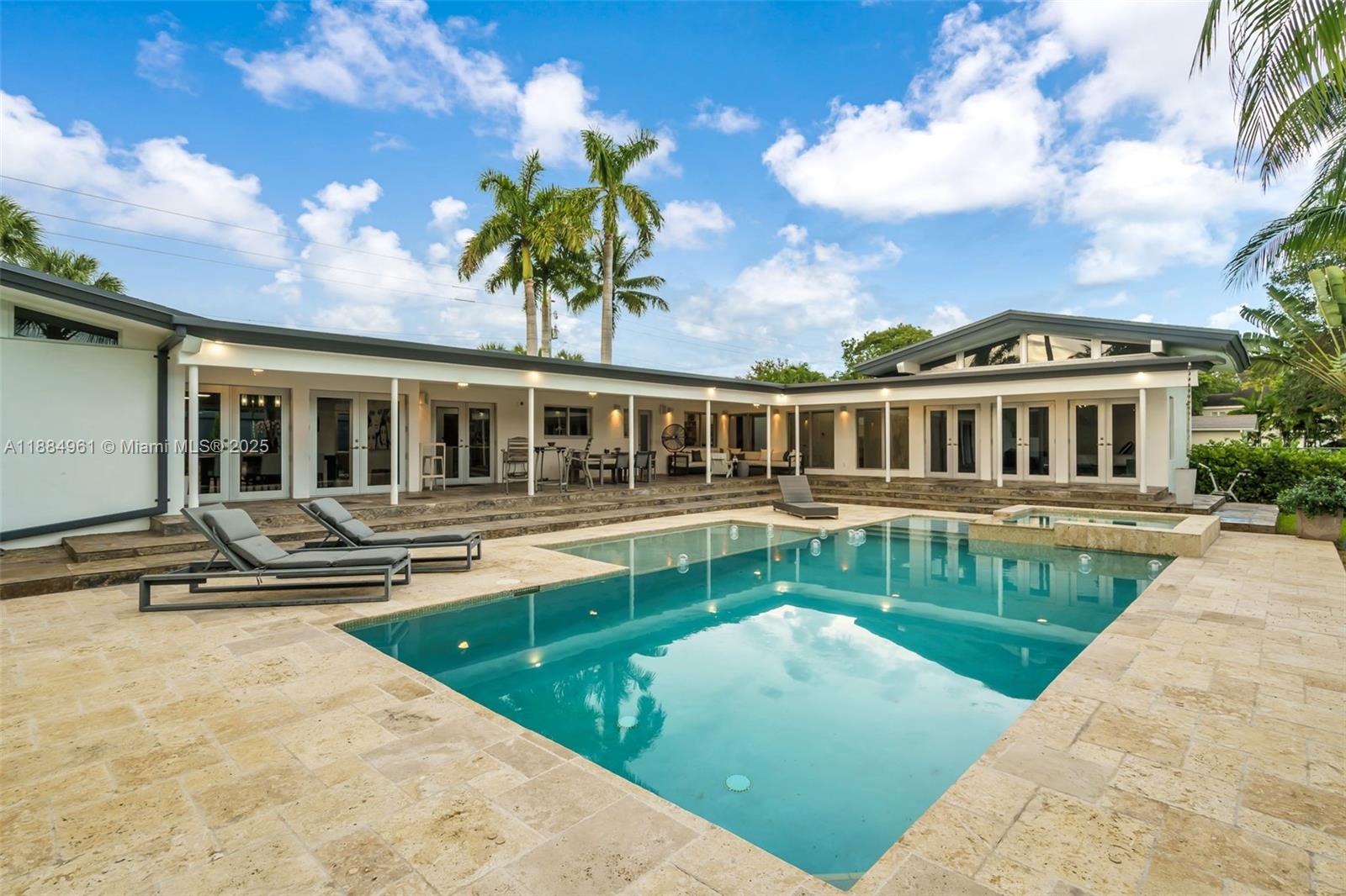 COLLEGE MNR - Residential