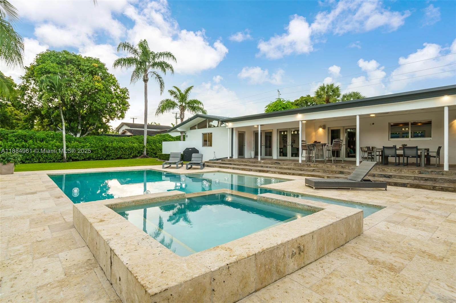 COLLEGE MNR - Residential