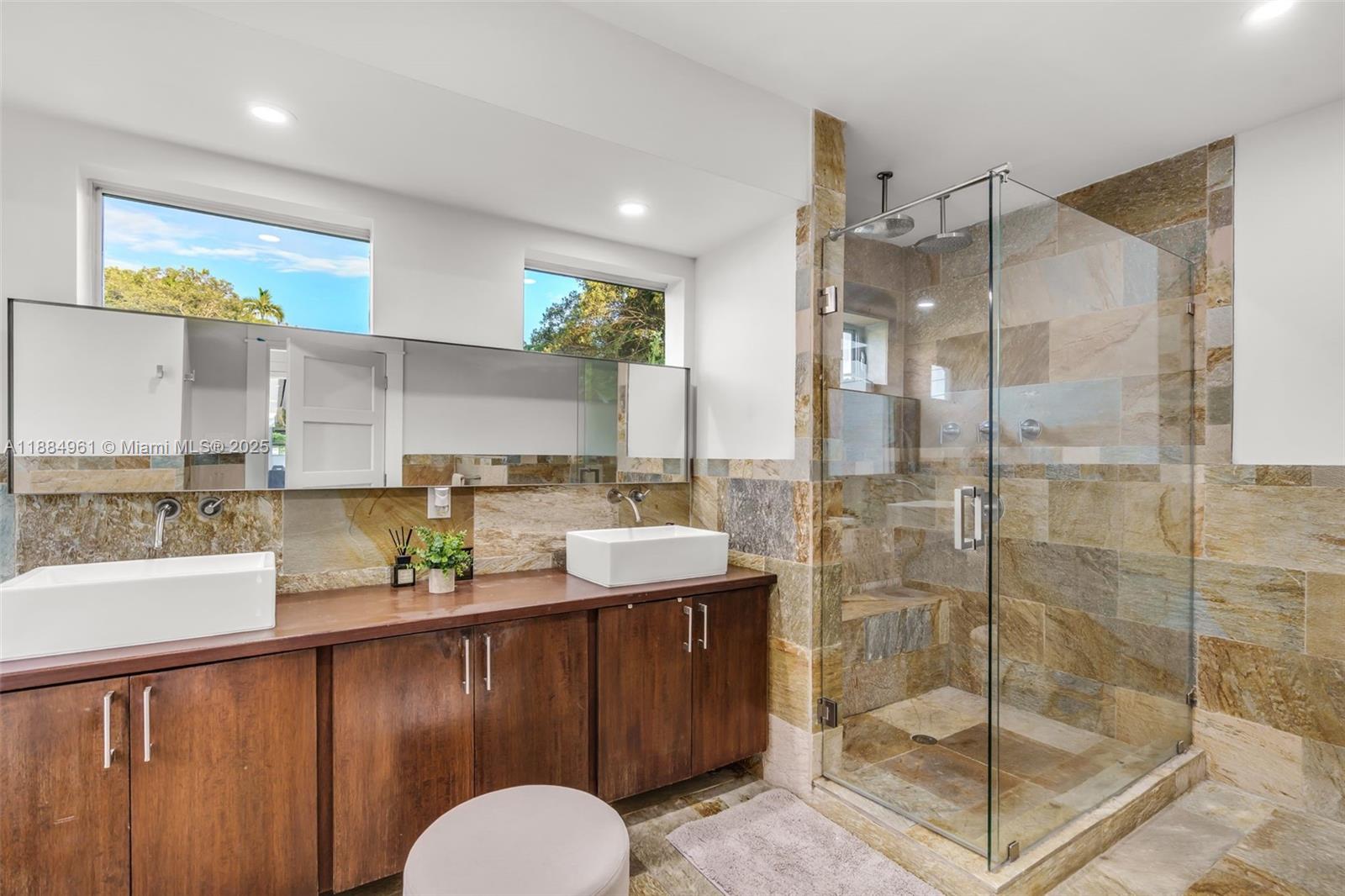 COLLEGE MNR - Residential