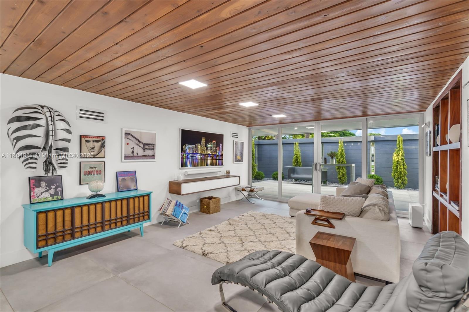 COLLEGE MNR - Residential