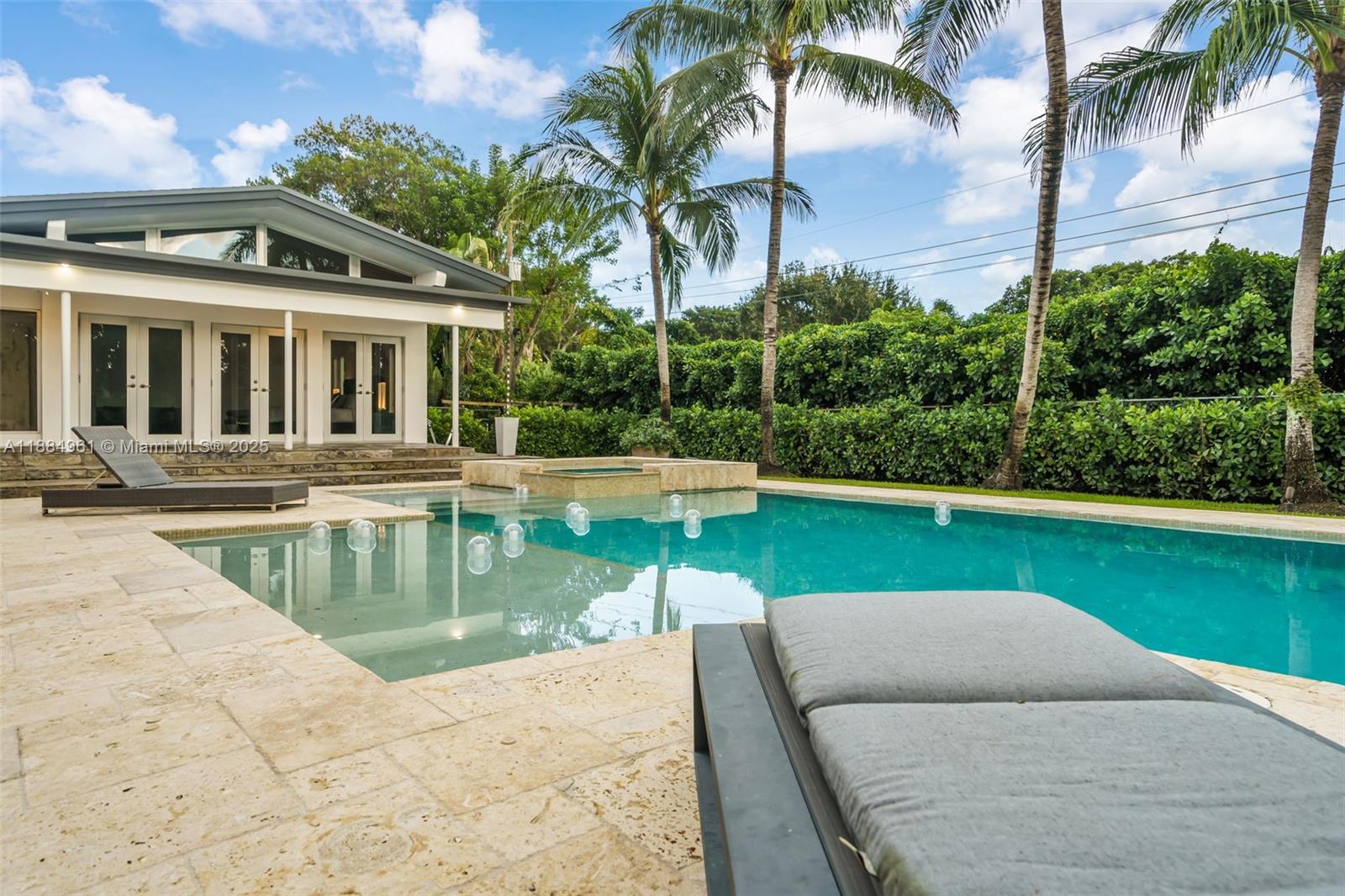 COLLEGE MNR - Residential