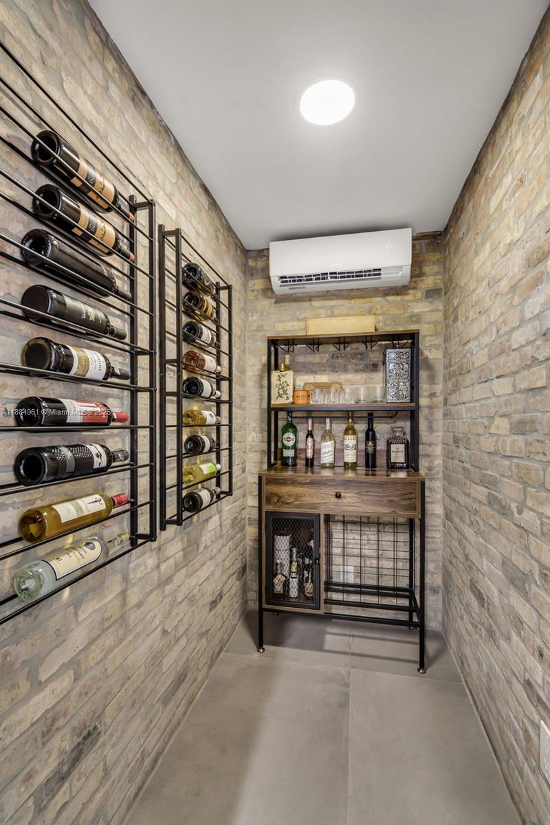 COLLEGE MNR - Residential