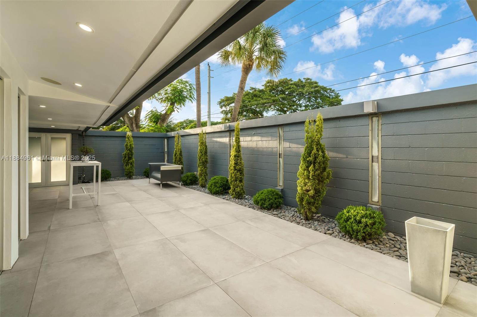 COLLEGE MNR - Residential