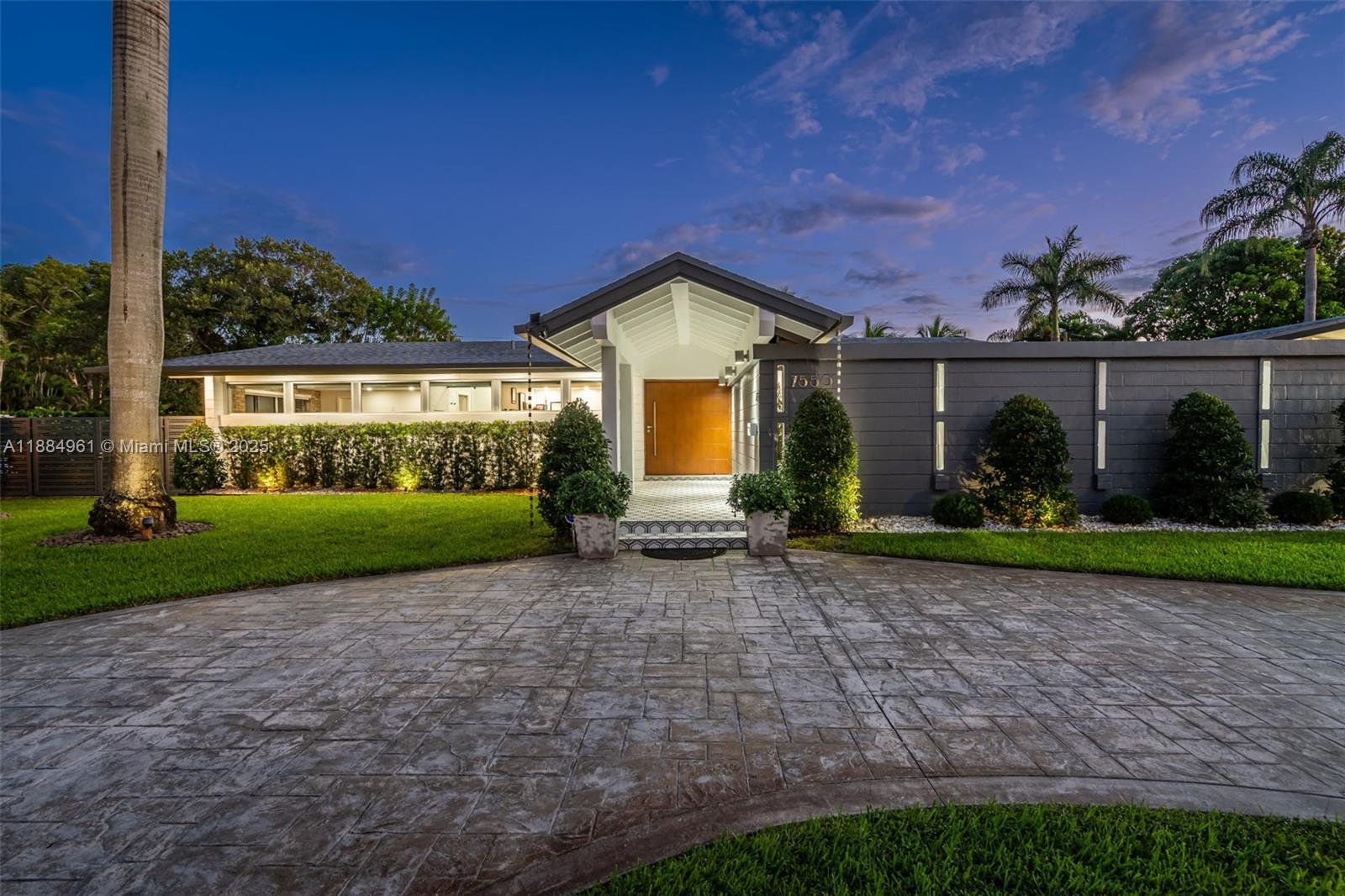 COLLEGE MNR - Residential