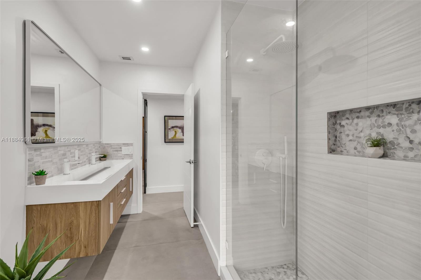 COLLEGE MNR - Residential