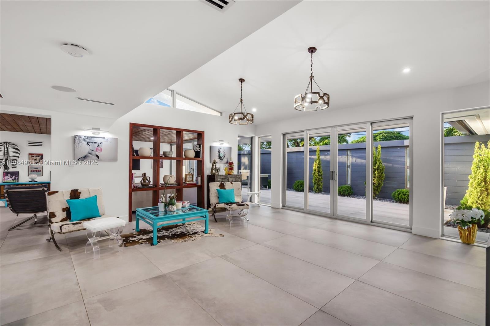 COLLEGE MNR - Residential