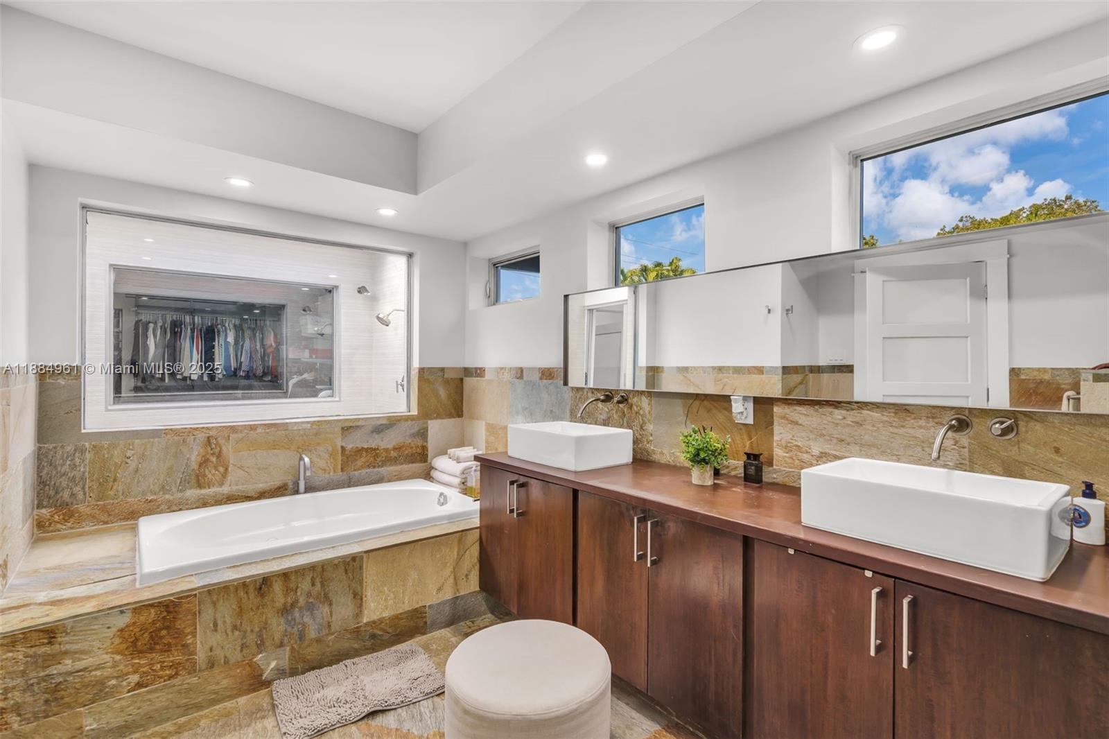 COLLEGE MNR - Residential