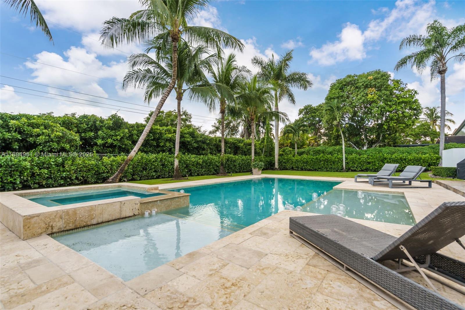 COLLEGE MNR - Residential