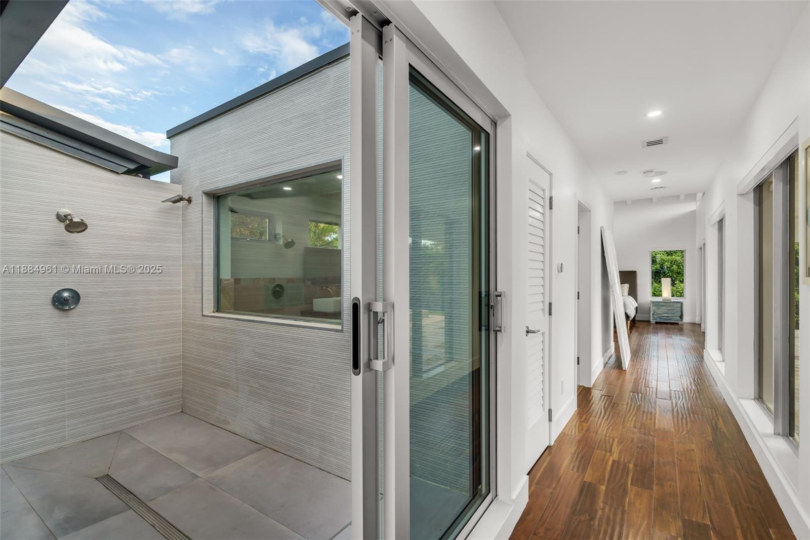 COLLEGE MNR - Residential