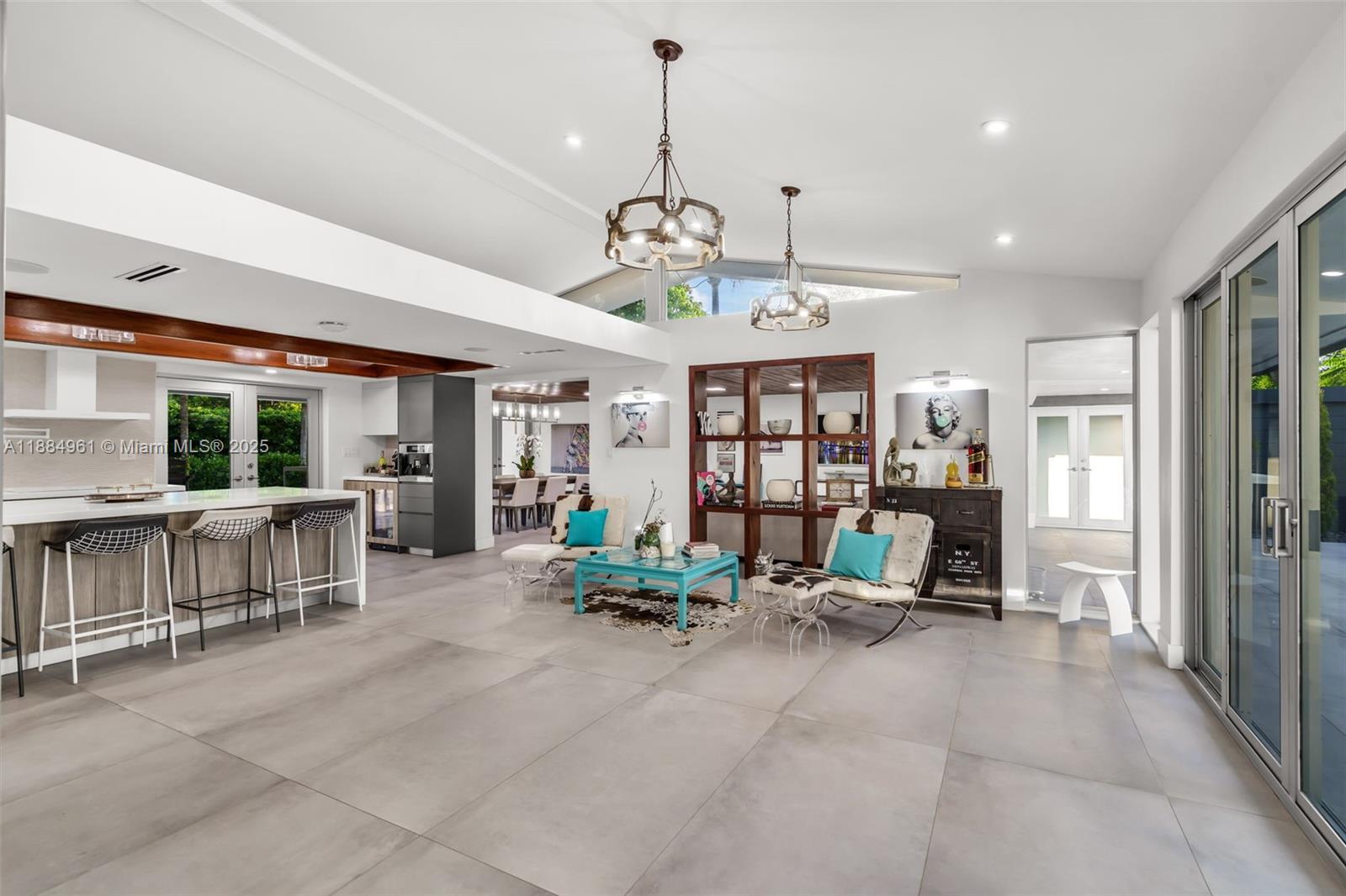 COLLEGE MNR - Residential