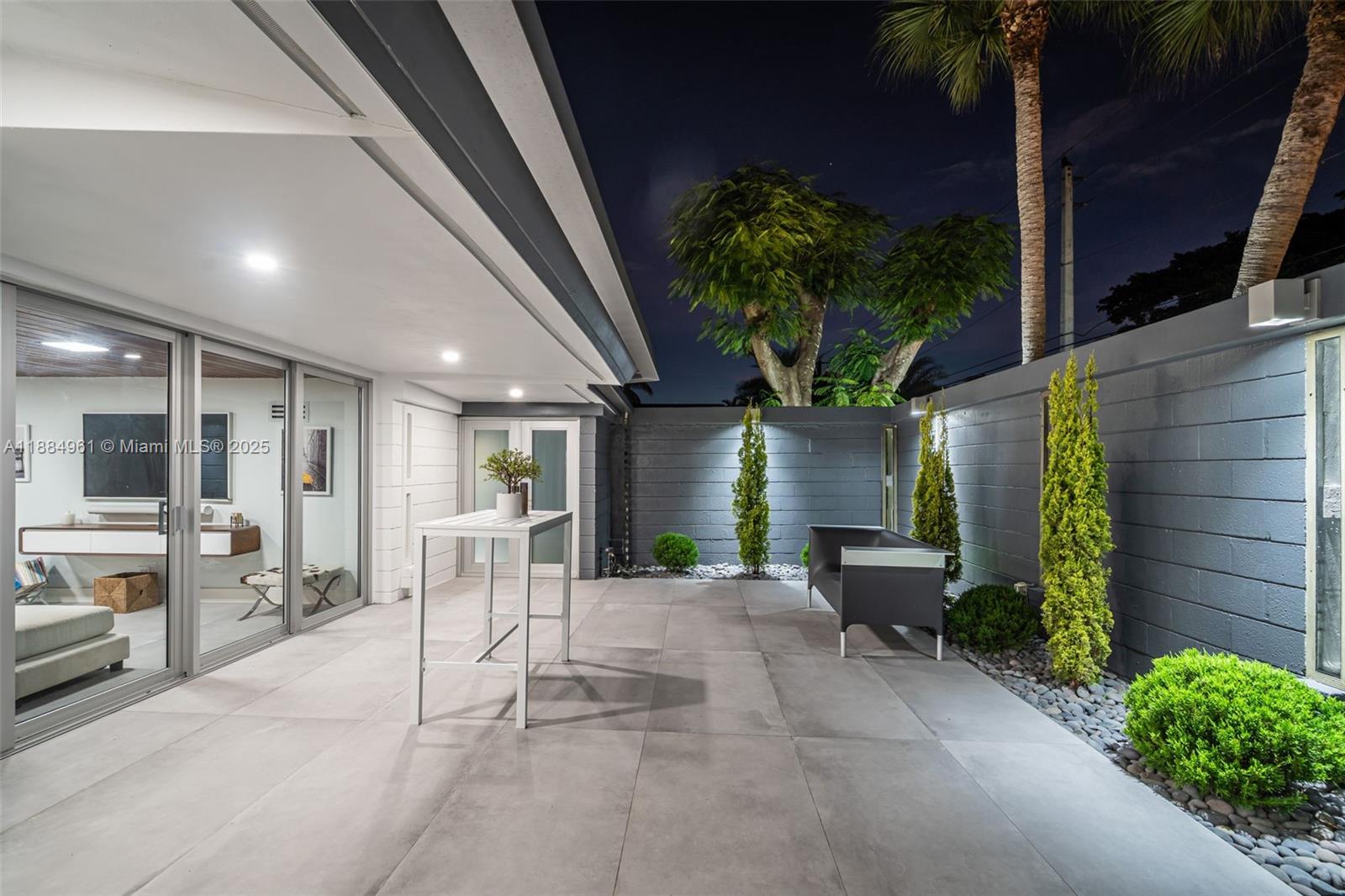 COLLEGE MNR - Residential